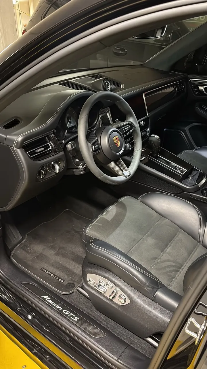 Habitacle de Porsche Macan avant nettoyage : tapis et siège poussiéreux
