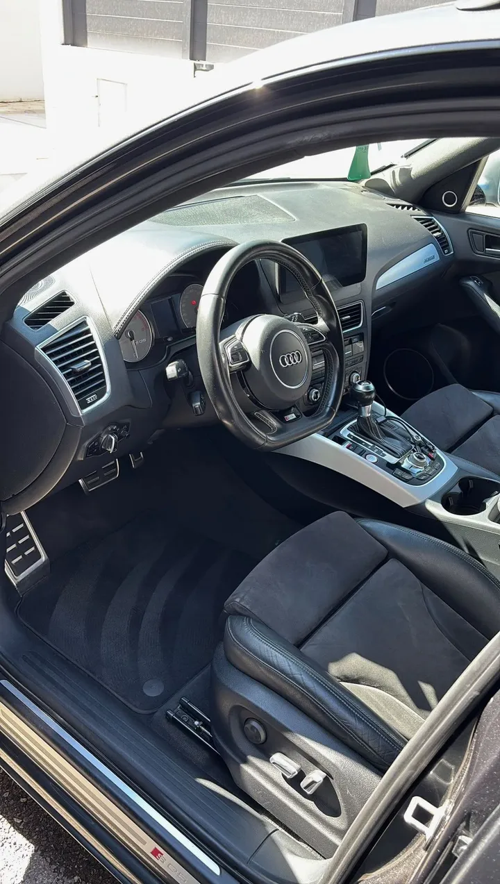Même habitacle après nettoyage : console, tapis et siège propres