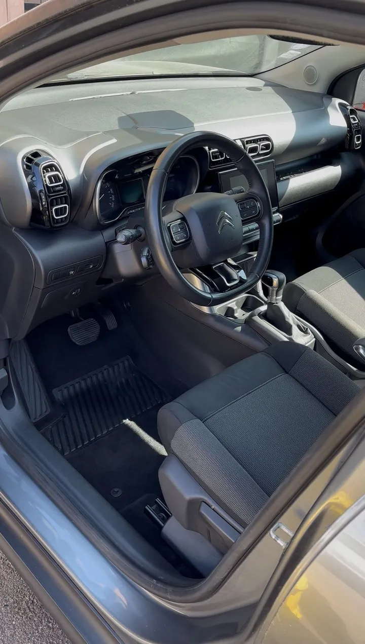 Même habitacle après nettoyage : tapis et plastiques propres