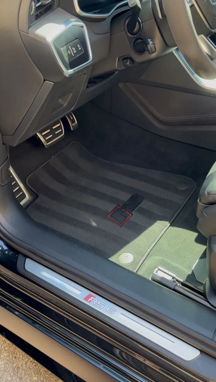 Même plancher après nettoyage : tapis aspiré et brossé