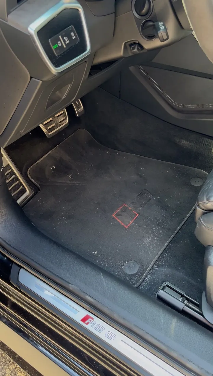 Plancher conducteur d'Audi RS6 avant nettoyage : tapis poussiéreux