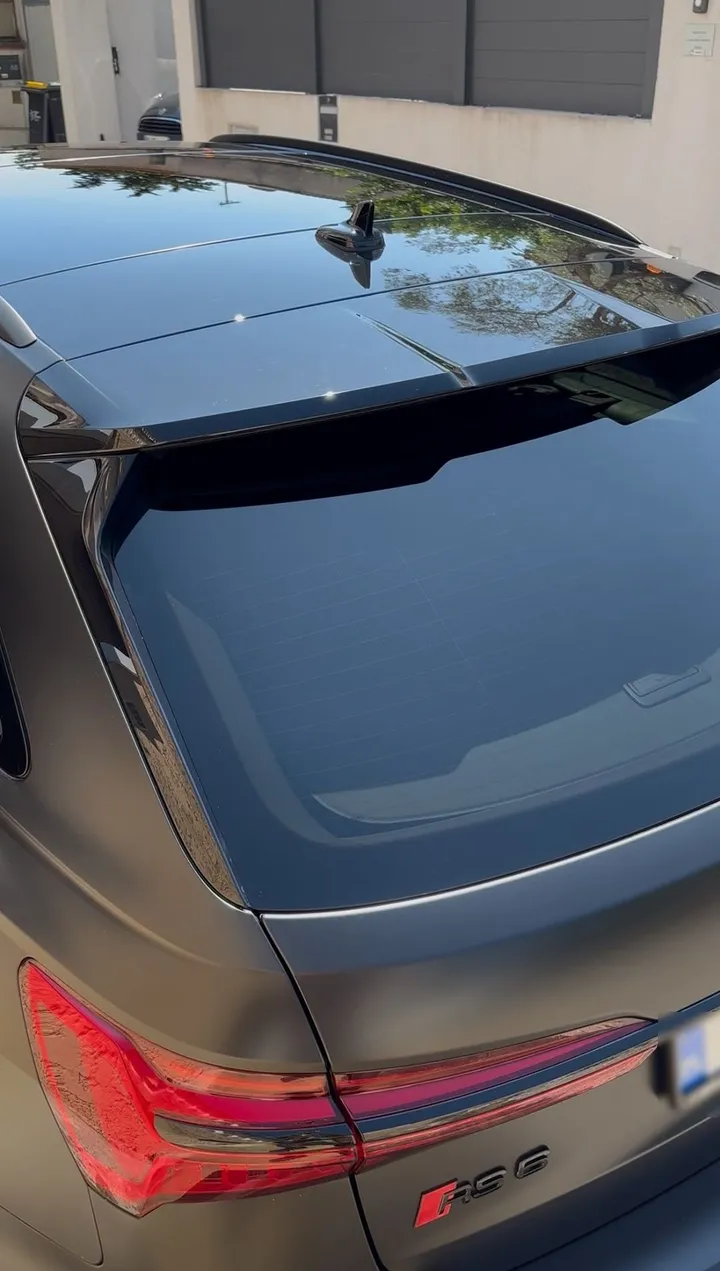 Même toit et hayon après lavage : carrosserie et lunette propres