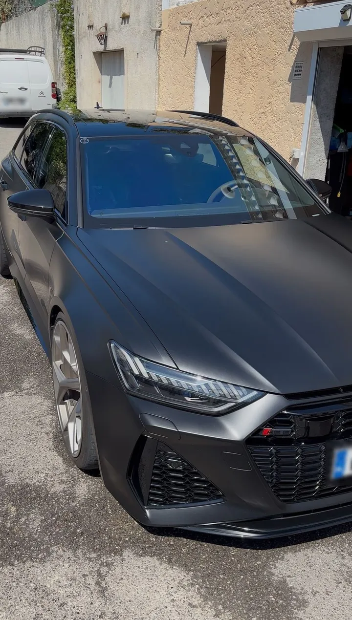 Même Audi RS6 après lavage : carrosserie propre et uniforme