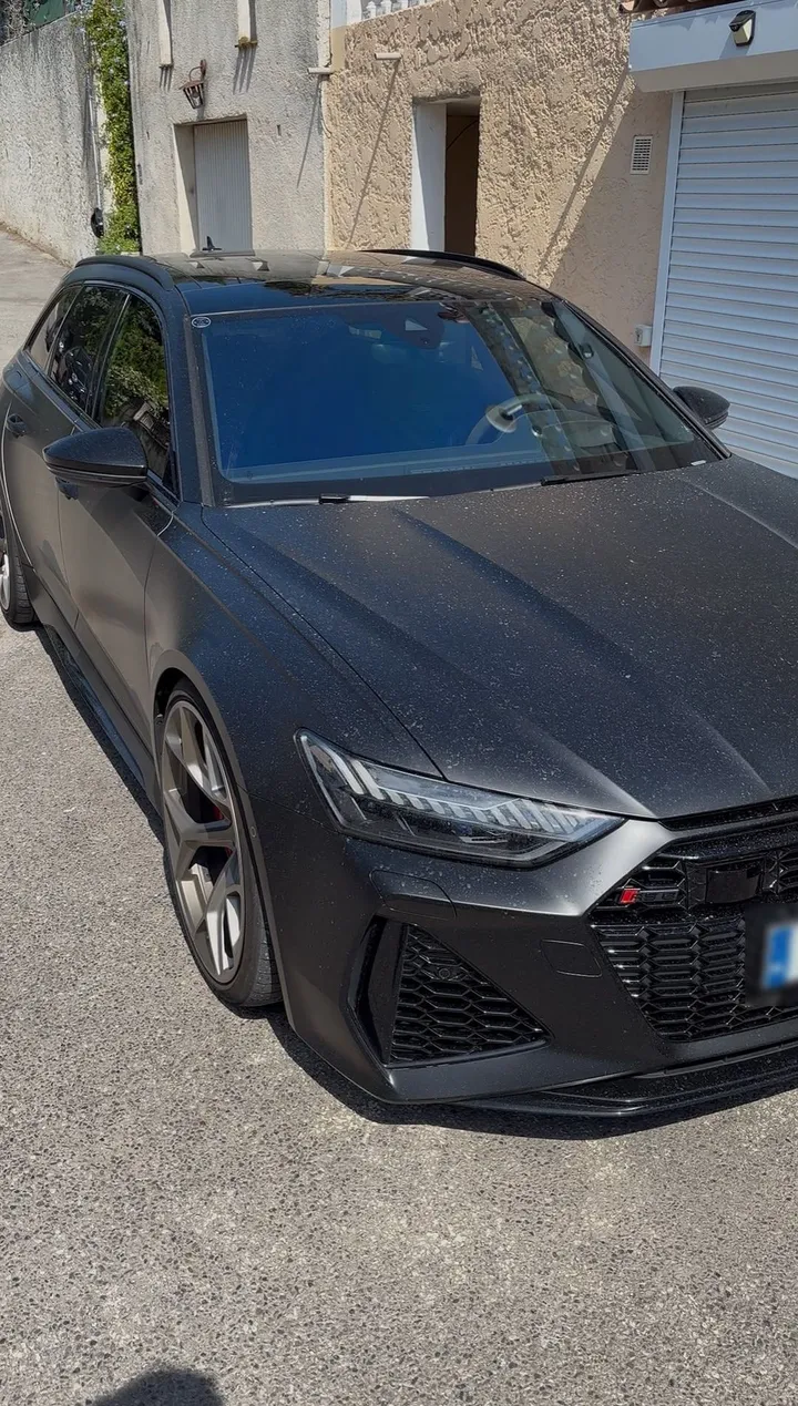 Audi RS6 de trois-quarts avant, carrosserie couverte de poussière et de pollen