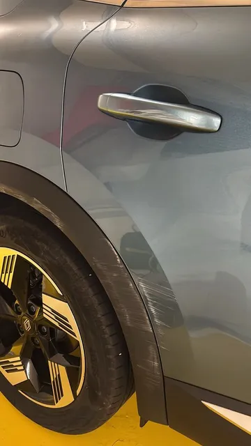 Porte arrière et passage de roue de Renault Symbioz avec des rayures superficielles