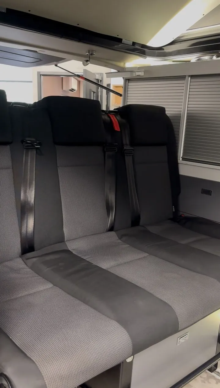 Même banquette après shampoing : tissu plus uniforme