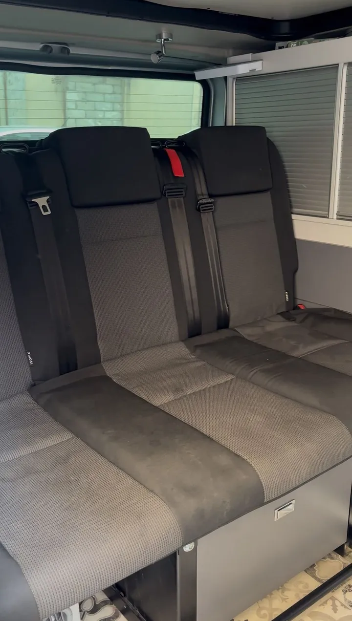Banquette arrière de Renault Trafic avant shampoing : assises tachées