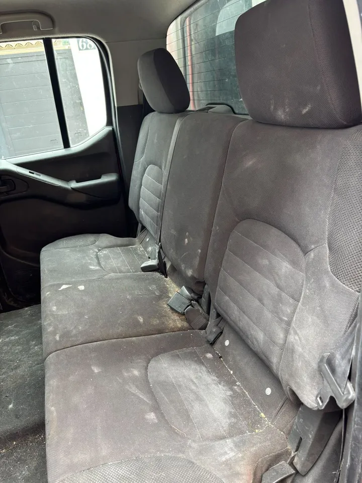 Banquette arrière avant shampoing : assises très tachées et poussiéreuses