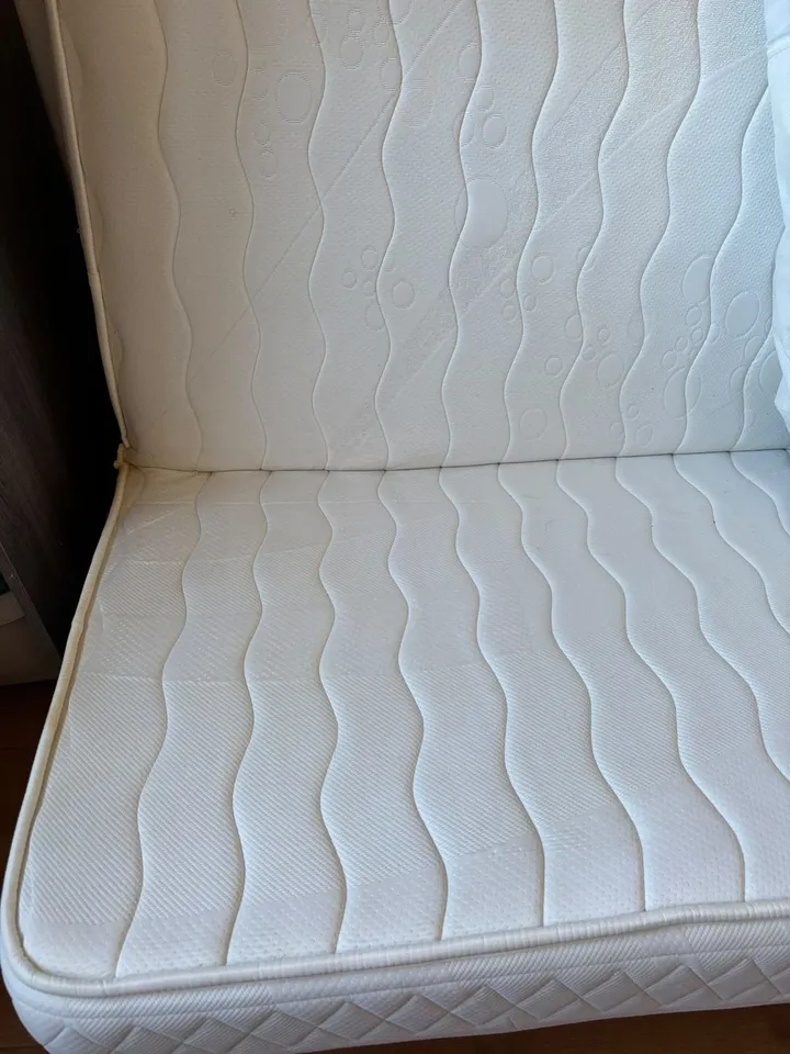 Même matelas après nettoyage : tissu blanc et uniforme