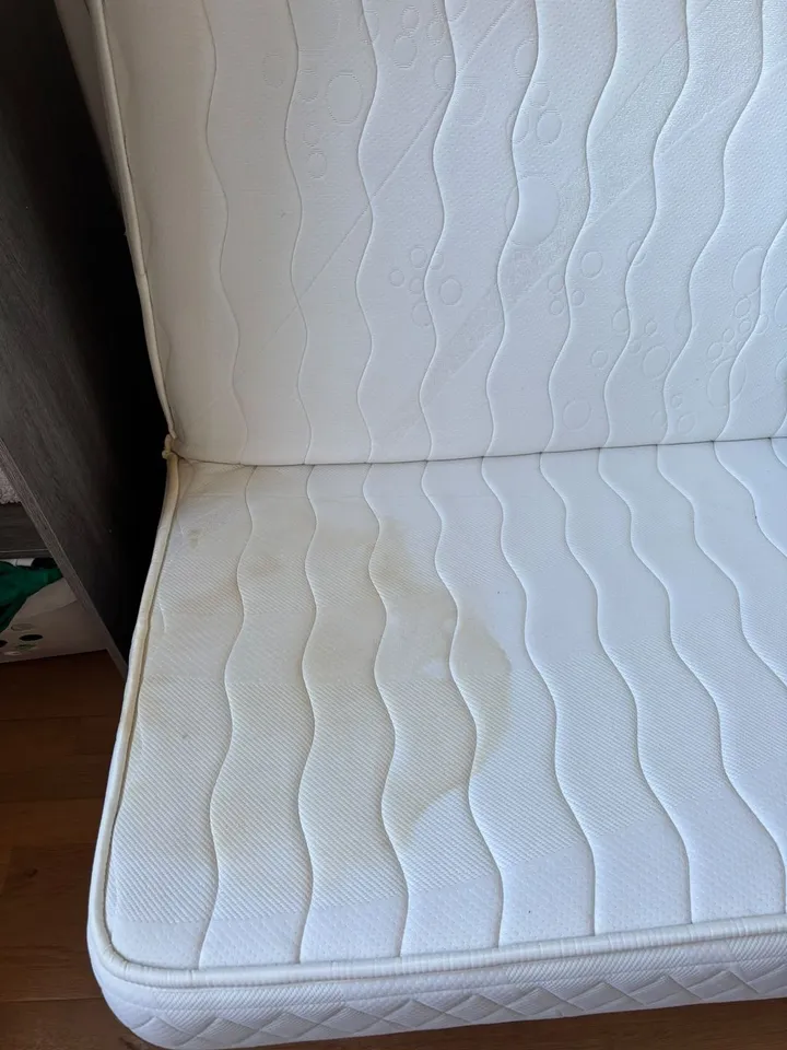 Matelas avant nettoyage : auréoles jaunies sur l'assise